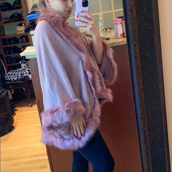 NWT Sioni Faux Fur Cape - Picture 6 of 9